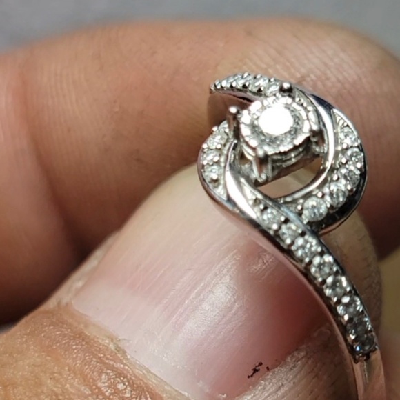 Diamond engagement ring - Picture 3 of 5